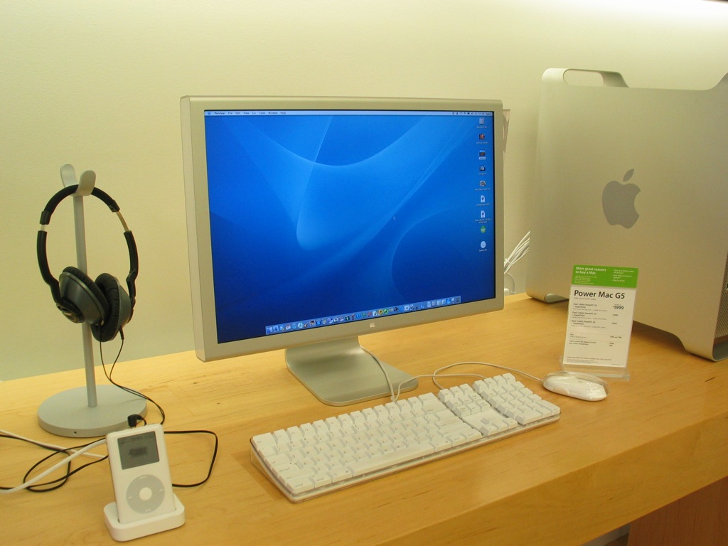 Apple Cinema Display original — primeiro produto de Ternus na Apple