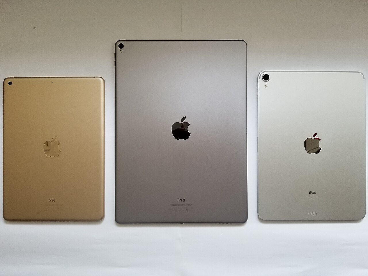 iPad Pro 2018 e iPad regular lado a lado