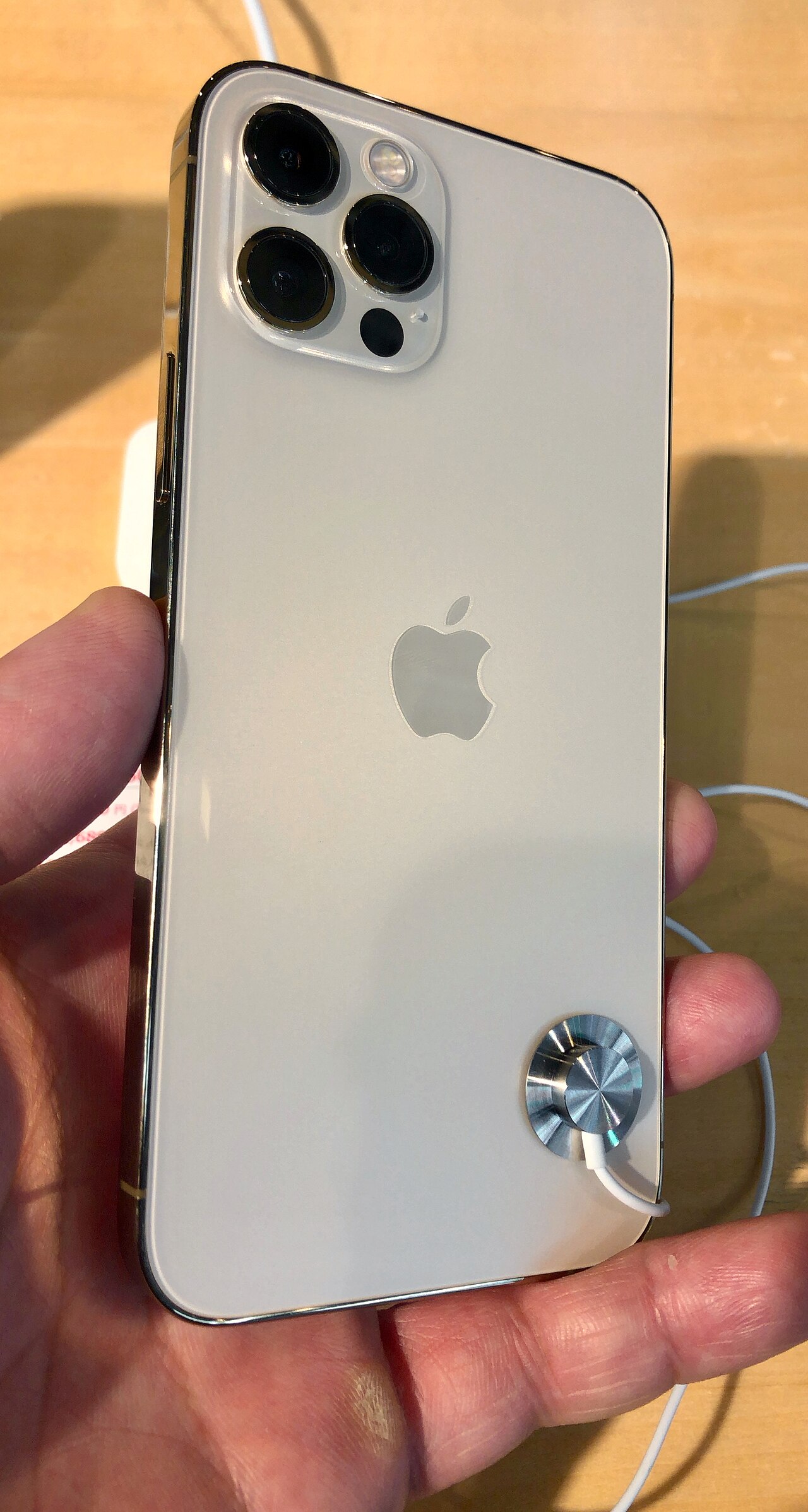 iPhone 12 Pro com bordas planas estilo iPad Pro 2018